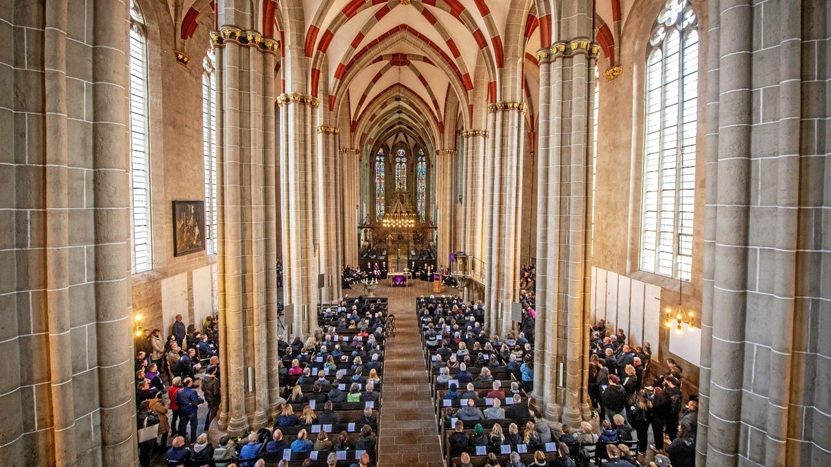 Mittwochabend fand in der Divi-Blasii-Kirche von Mühlhausen eine Gedenkveranstaltung statt. Sie galt den bei einem Unfall nahe Bad Langensalza verstorbenen Menschen, ihren Familien und Freunden sowie den Rettern. 