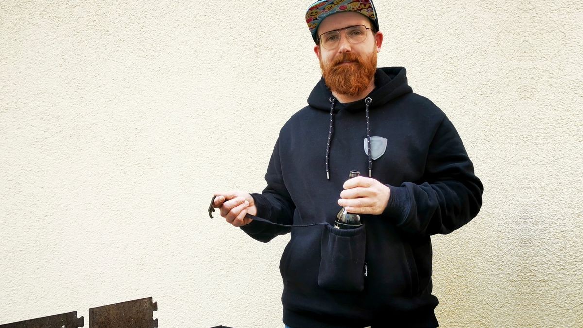 Hobbygriller Gunter Schmidt aus Gera in seinem selbst kreierten Boodie - ein Pullover mit Biertasche.