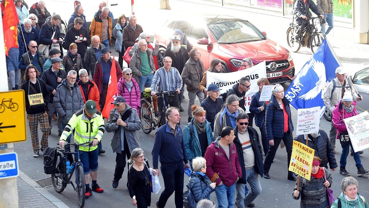 Das Erfurter Friedensbündnis versammelte sich Gründonnerstag auf dem Anger zum Ostermarsch, der auch in diesem Jahr wieder der Reigen der Thüringer Ostermärsche eröffnete. Die rund einhundert Teilnehmer marschierten durch die Innenstadt zur Barfüßerruine.