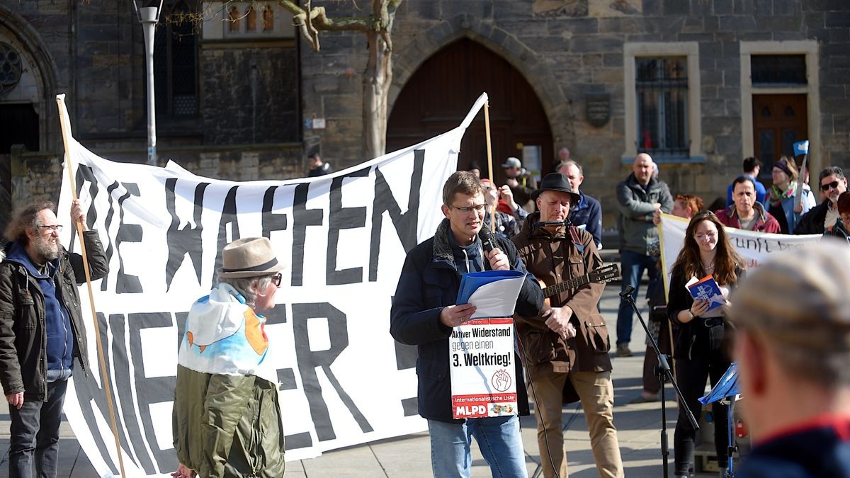 Das Erfurter Friedensbündnis versammelte sich Gründonnerstag auf dem Anger zum Ostermarsch, der auch in diesem Jahr wieder der Reigen der Thüringer Ostermärsche eröffnete. Die rund einhundert Teilnehmer marschierten durch die Innenstadt zur Barfüßerruine.