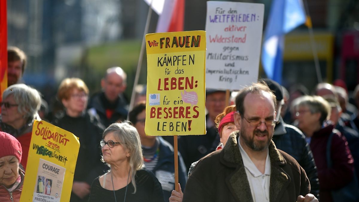 Das Erfurter Friedensbündnis versammelte sich Gründonnerstag auf dem Anger zum Ostermarsch, der auch in diesem Jahr wieder der Reigen der Thüringer Ostermärsche eröffnete. Die rund einhundert Teilnehmer marschierten durch die Innenstadt zur Barfüßerruine.