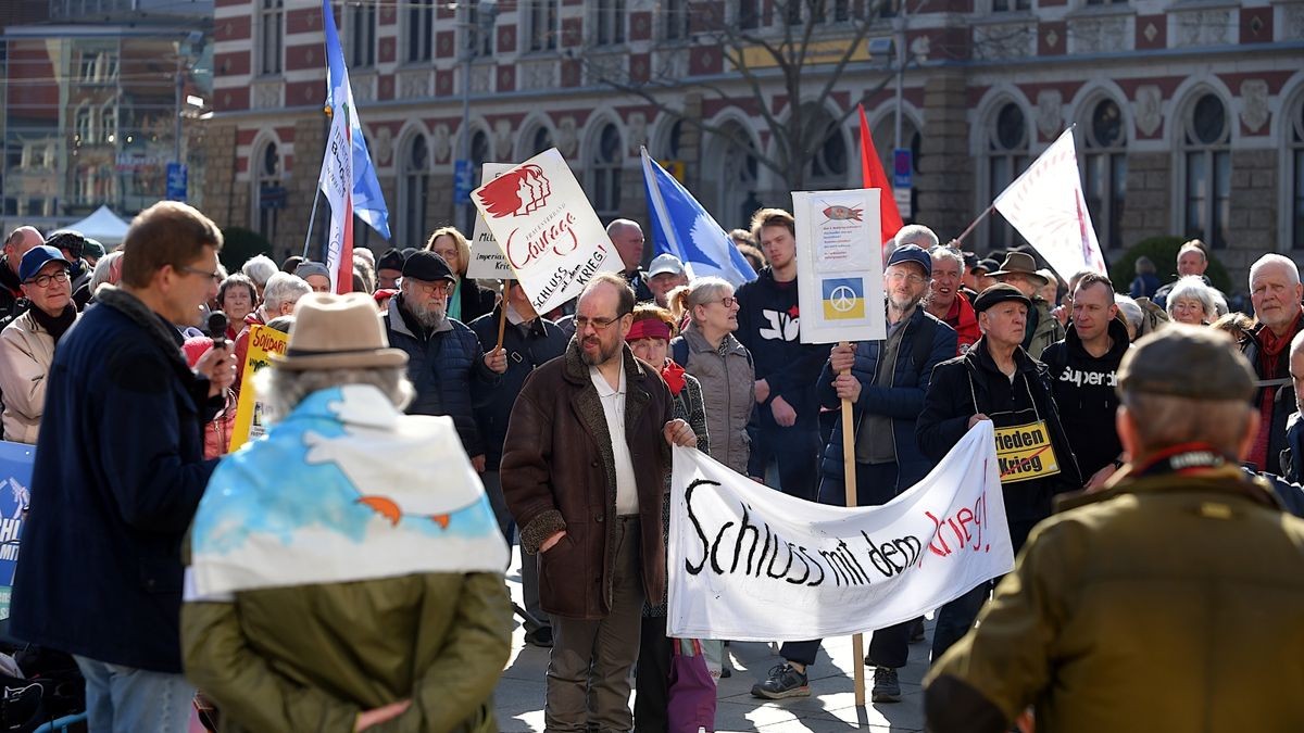 Das Erfurter Friedensbündnis versammelte sich Gründonnerstag auf dem Anger zum Ostermarsch, der auch in diesem Jahr wieder der Reigen der Thüringer Ostermärsche eröffnete. Die rund einhundert Teilnehmer marschierten durch die Innenstadt zur Barfüßerruine.