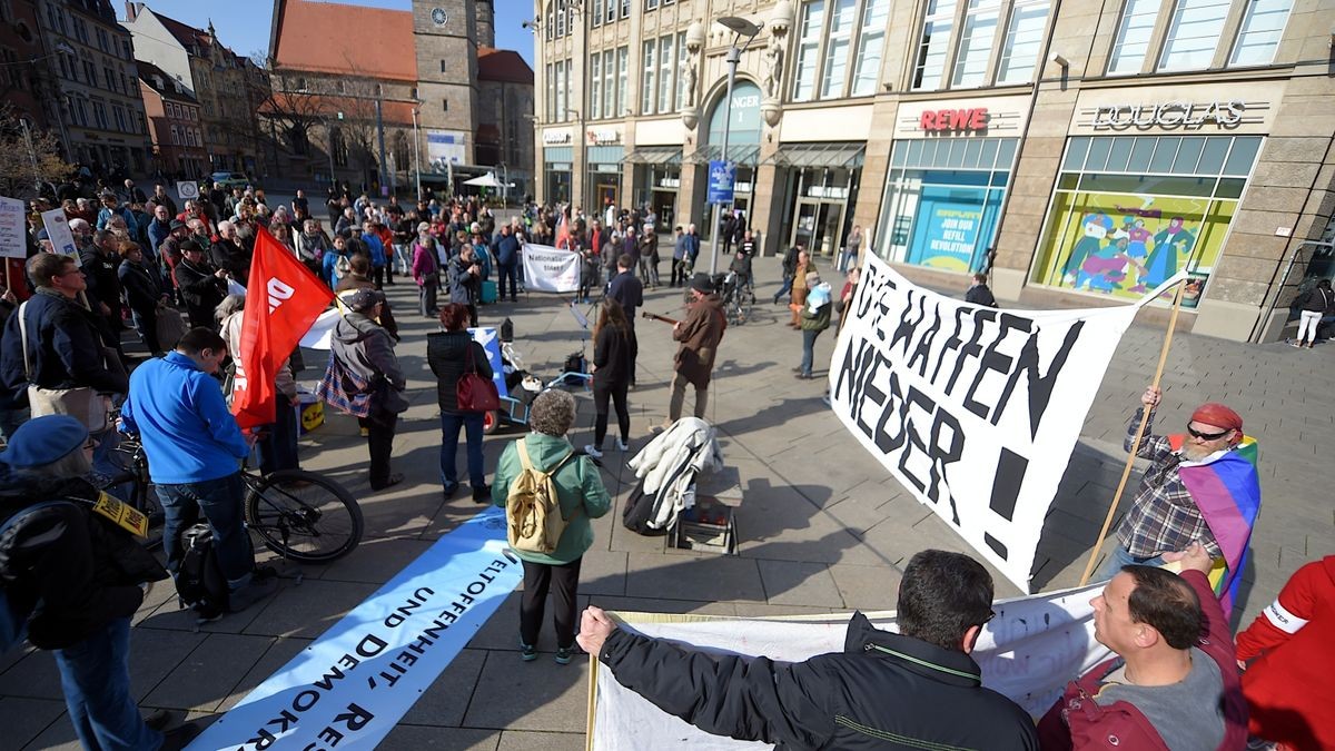 Das Erfurter Friedensbündnis versammelte sich Gründonnerstag auf dem Anger zum Ostermarsch, der auch in diesem Jahr wieder der Reigen der Thüringer Ostermärsche eröffnete. Die rund einhundert Teilnehmer marschierten durch die Innenstadt zur Barfüßerruine.