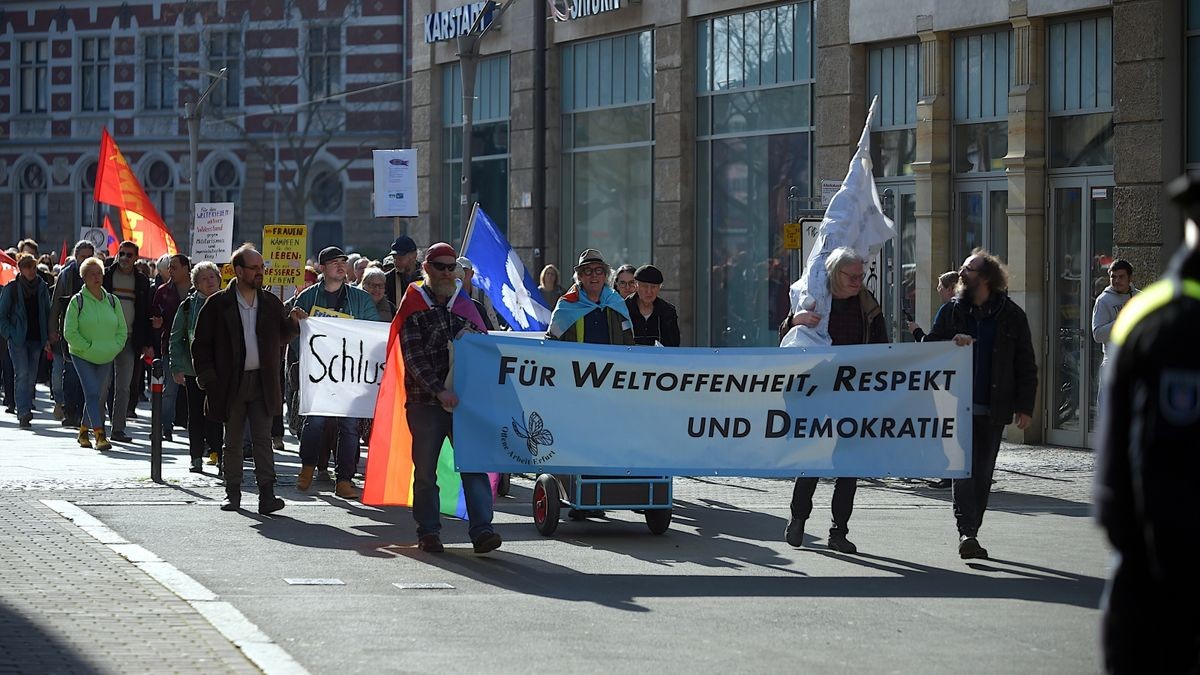 Das Erfurter Friedensbündnis versammelte sich Gründonnerstag auf dem Anger zum Ostermarsch, der auch in diesem Jahr wieder der Reigen der Thüringer Ostermärsche eröffnete. Die rund einhundert Teilnehmer marschierten durch die Innenstadt zur Barfüßerruine.