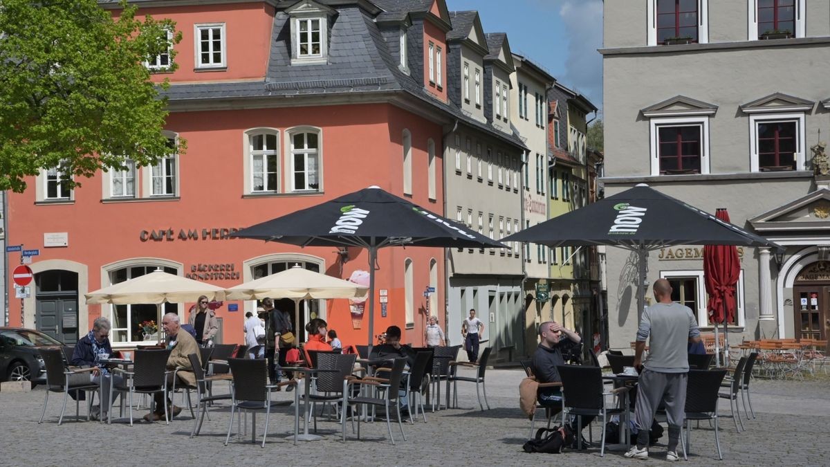 Beliebte touristische Ziele in Thüringen, wie Weimar (im Bild), Erfurt, Jena oder Eisenach liegen noch etwa 15 Prozent unter den Besucherzahlen vor Corona. (Archivbild)