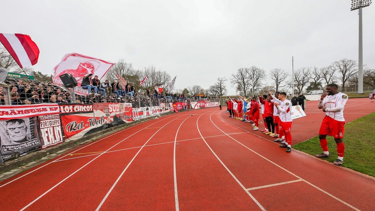 Die Erfurter Spieler feiern gemeinsam mit den Erfurter Fans den Sieg gegen TeBe Berlin, strecken die Siegerfaust nach vorne, singen mit den Fans gemeinsam, Sieg......Sieg.....Sieg, 2. v. re. Nazzareno Ciccarelli und re. Aaron Manu