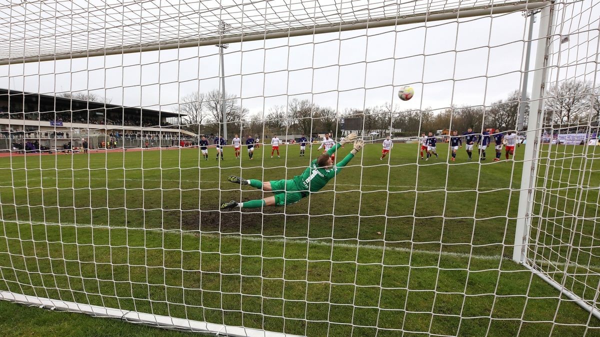 90+4 Minute, Tor für Erfurt, hi. Nazzareno Ciccarelli (Erfurt) verwandelt einen Foulelfmeter zum 2-1 für Erfurt, im Berliner Tor Karl Albers ist chancenlos