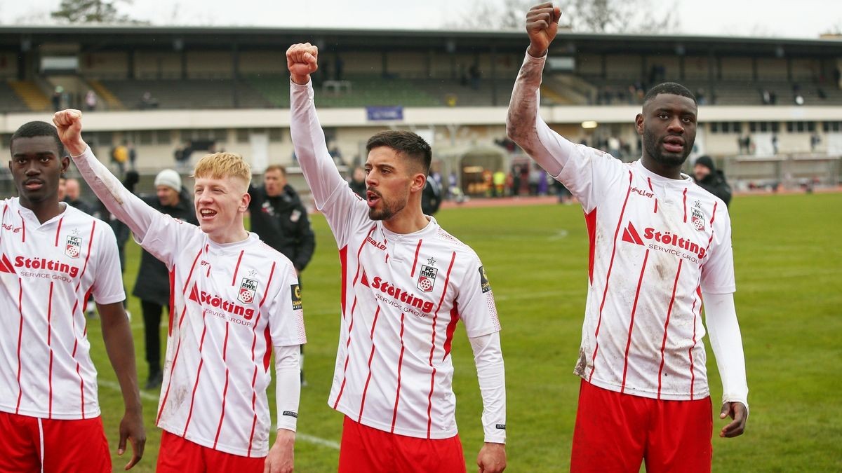 Die Erfurter Spieler feiern gemeinsam mit den Erfurter Fans den Sieg gegen TeBe Berlin, v. li. Patrik Nkoa, Erik Weinhauer, Nazzareno Ciccarelli und re. Aaron Manu strecken die Siegerfaust nach vorne, singen mit den Fans gemeinsam, Sieg......Sieg.....Sieg,