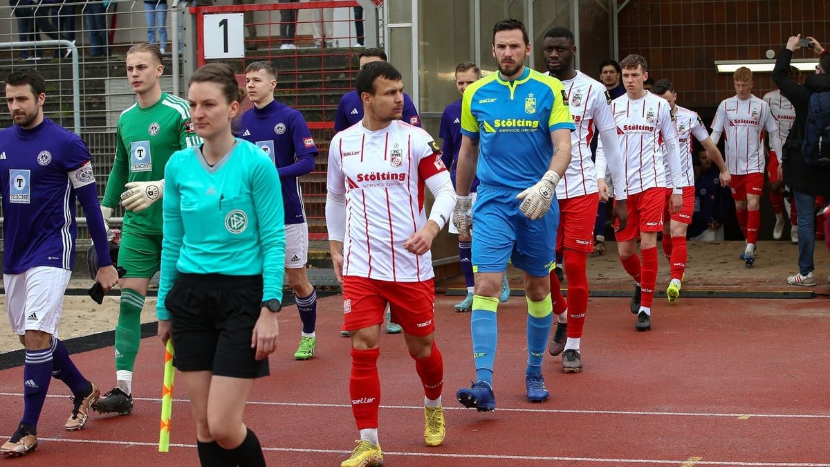 Die Mannschaften laufen ein, 2. v. li. Andrej Startsev (Kapitaen FC RW Erfurt),