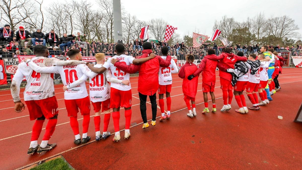 Die Erfurter Spieler feiern gemeinsam mit den Erfurter Fans den Sieg gegen TeBe Berlin,