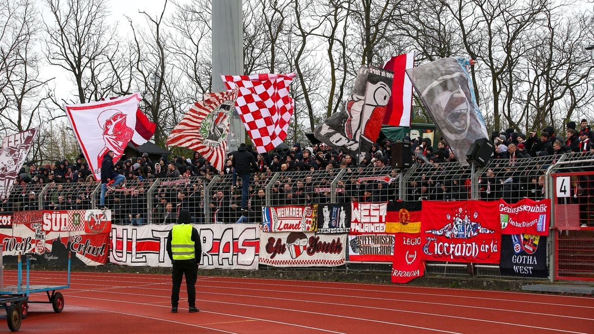 Die mitgereisten Fans aus Erfurt machen Stimmung, feuern die Erfurter Mannschaft pausenlos an