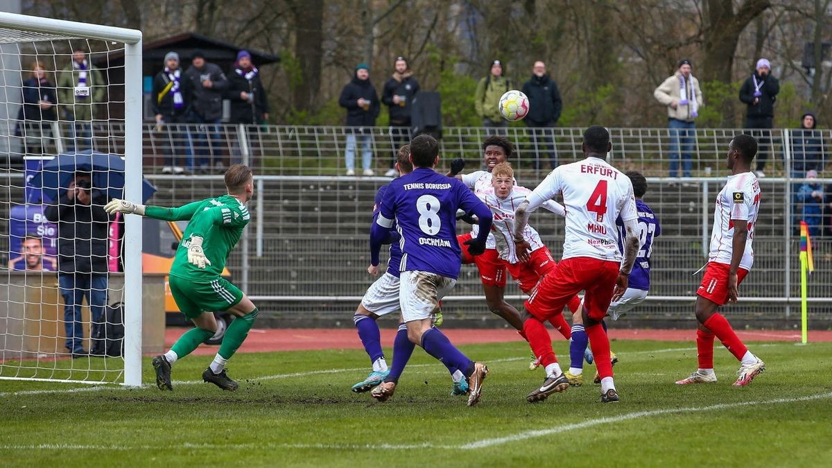 34. Minute, in d. Mitte Erik Weinhauer (Erfurt) fixiert den Ball, erzielt anschliessend mit einem Kopfball das Tor fuer Erfurt zum Zwischenzeitlichen 1-1