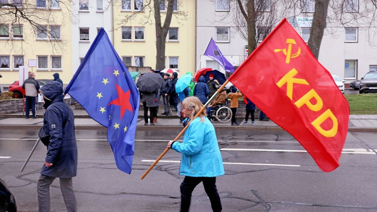 Knapp 50 Teilnehmer haben Samstagvormittag im Rahmen der Ostermärsche in Ohrdruf (Kreis Gotha) auf einer Kundgebung gegen deutsche Waffenlieferungen und für einen sofortigen Frieden in der Ukraine demonstriert. 