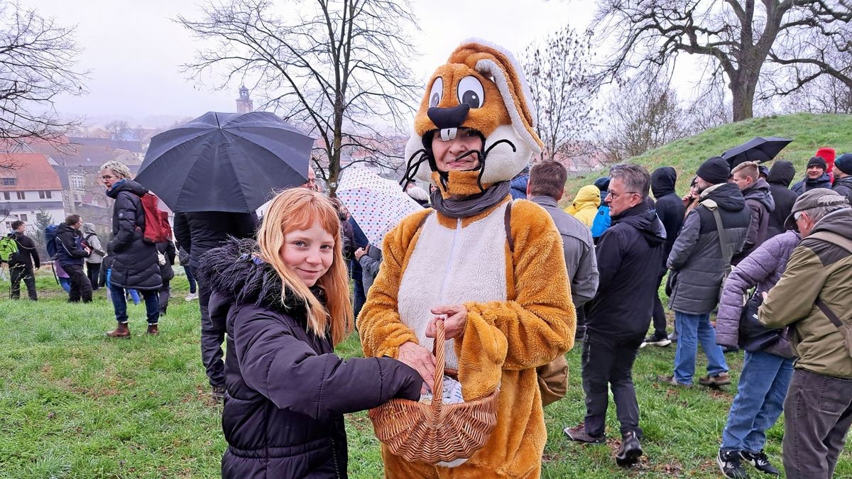 Osterspaziergang: Maya hatte sich Süßes vom Osterhasen verdient.