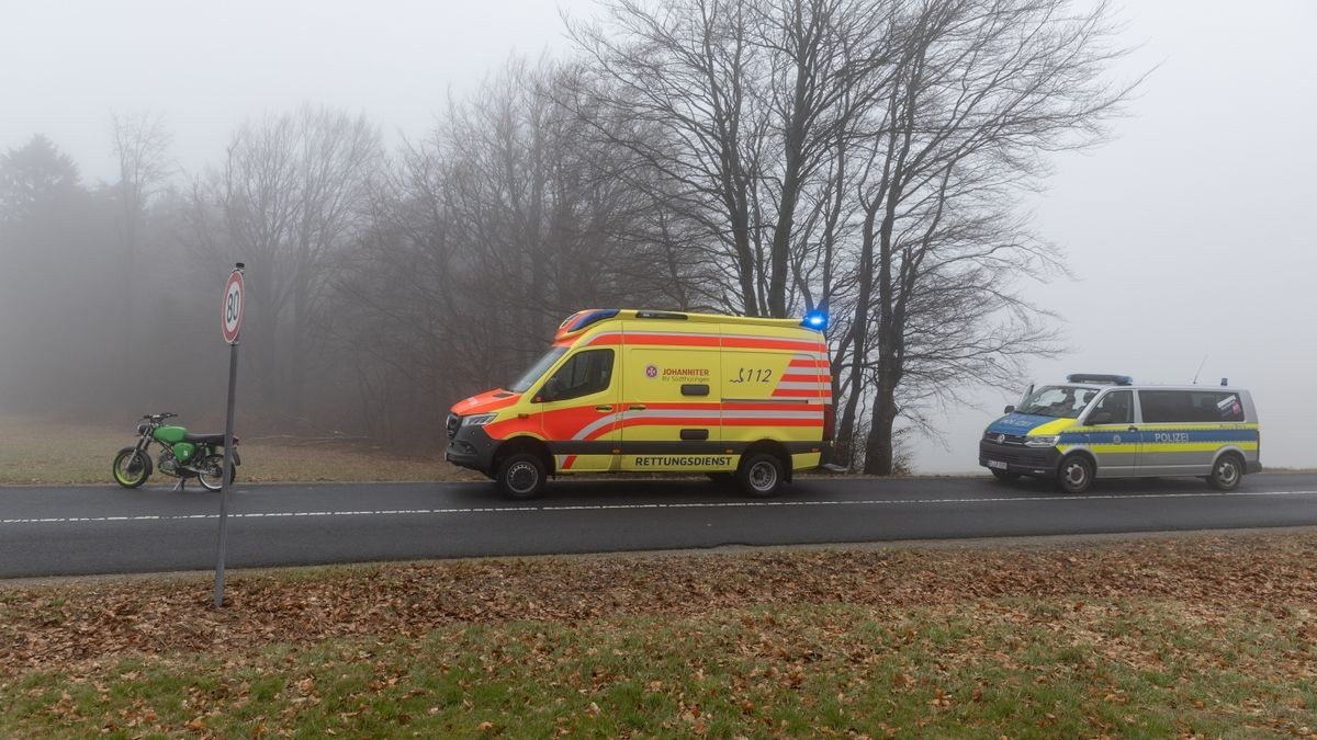 Der Mann sei bei Heubach, einem Ortsteil von Masserberg, in einer Kurve von der Straße abgekommen