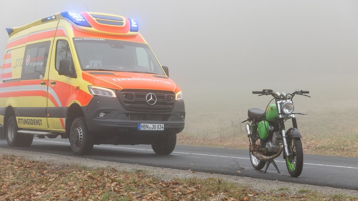 Am Samstagvormittag ist es in Südthüringen zu einem tödlichen Unfall gekommen. Ein Mopedfahrer war gegen einen Baum geprallt und starb noch vor Ort an seinen Verletzungen.