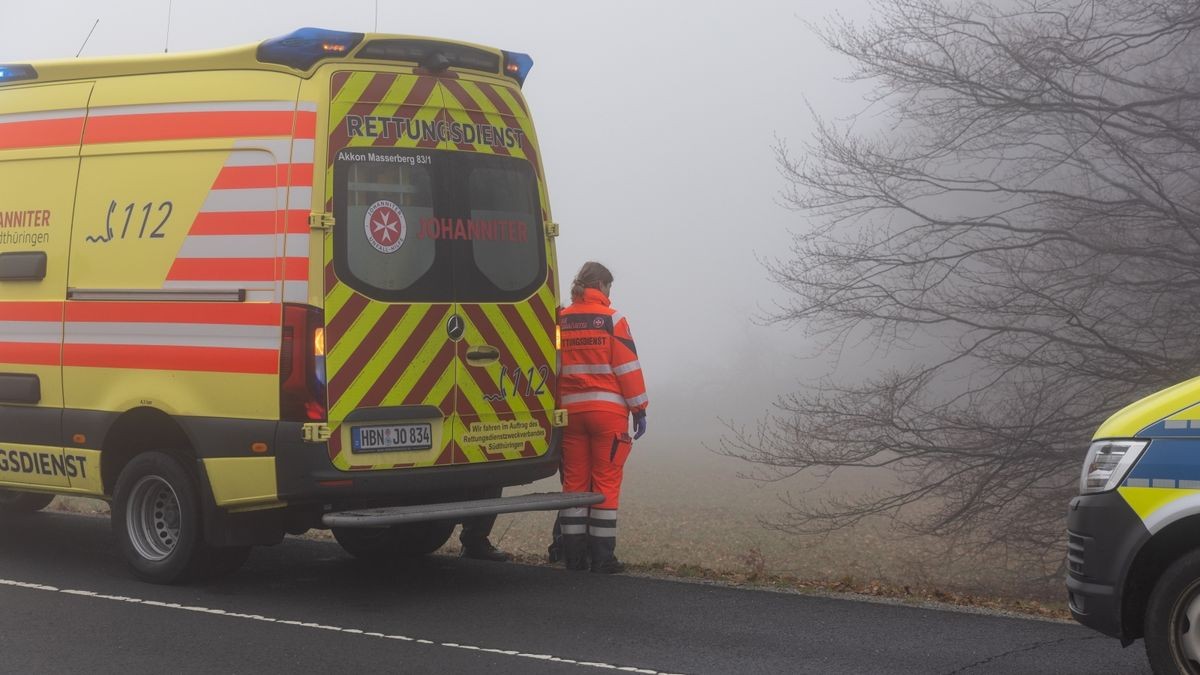 Ein Mopedfahrer ist im Landkreis Hildburghausen gegen einen Baum geprallt und gestorben.