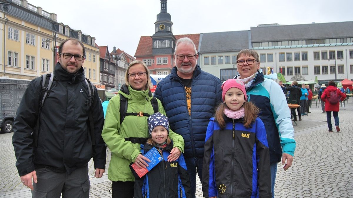 Familienausflug Papa Michael, Mama Sandra, Opa Holger und Oma Regina mit den beiden Mädchen Katharina und Elisabeth auf dem Eisenacher Markt.