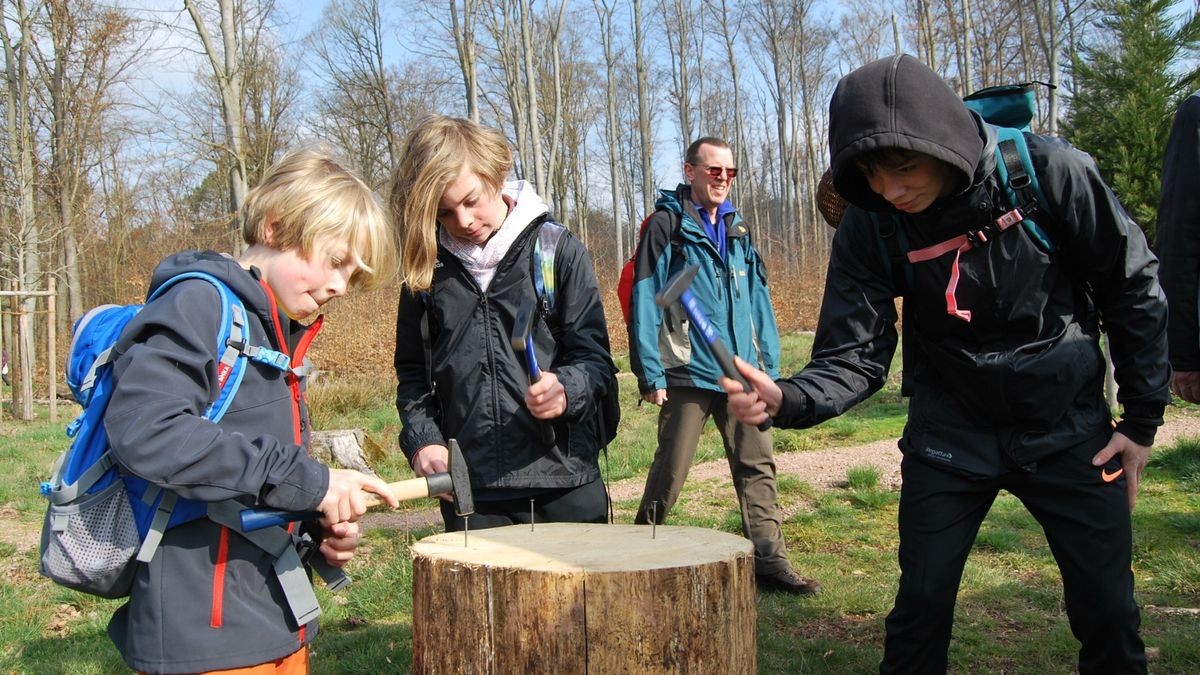 August, Thea und Kaspar beim Nagelwett-Schlagen an der Sängerwiese.