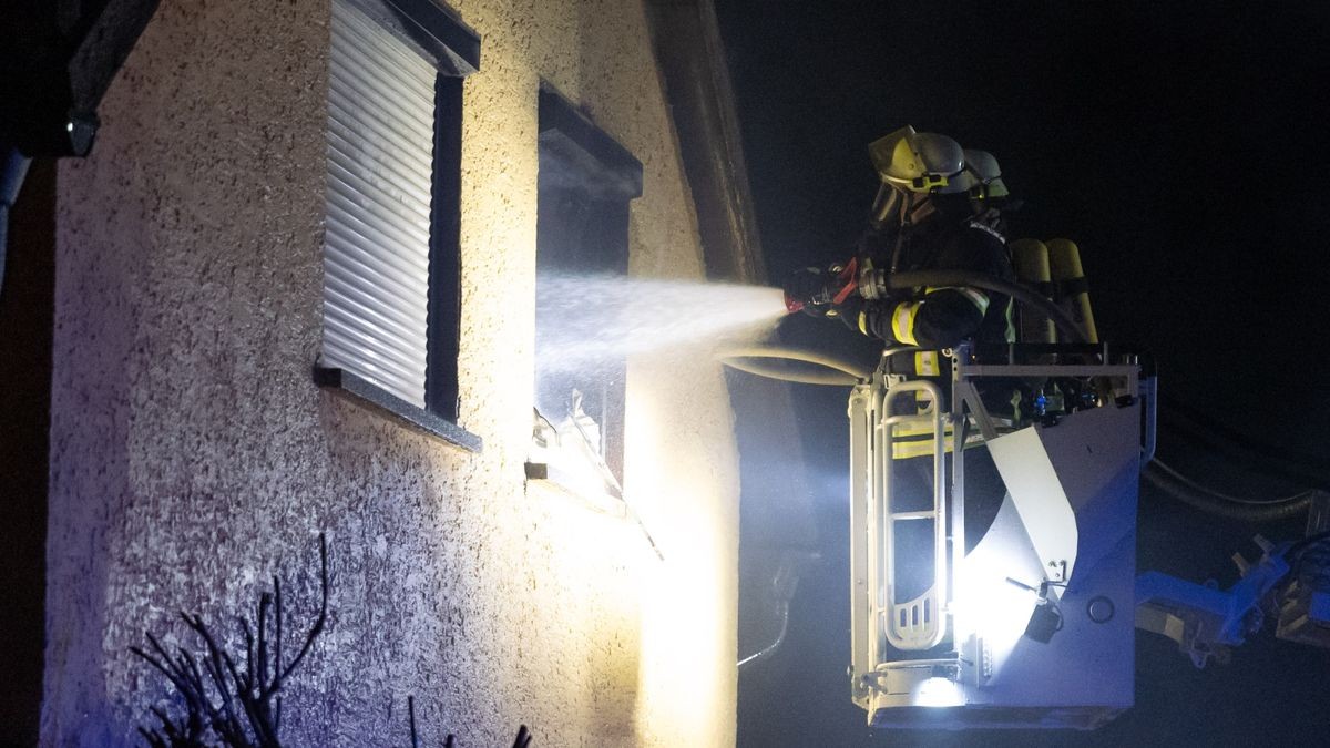 Die Brandursache war zunächst unklar, die Kriminalpolizei ermittelt.