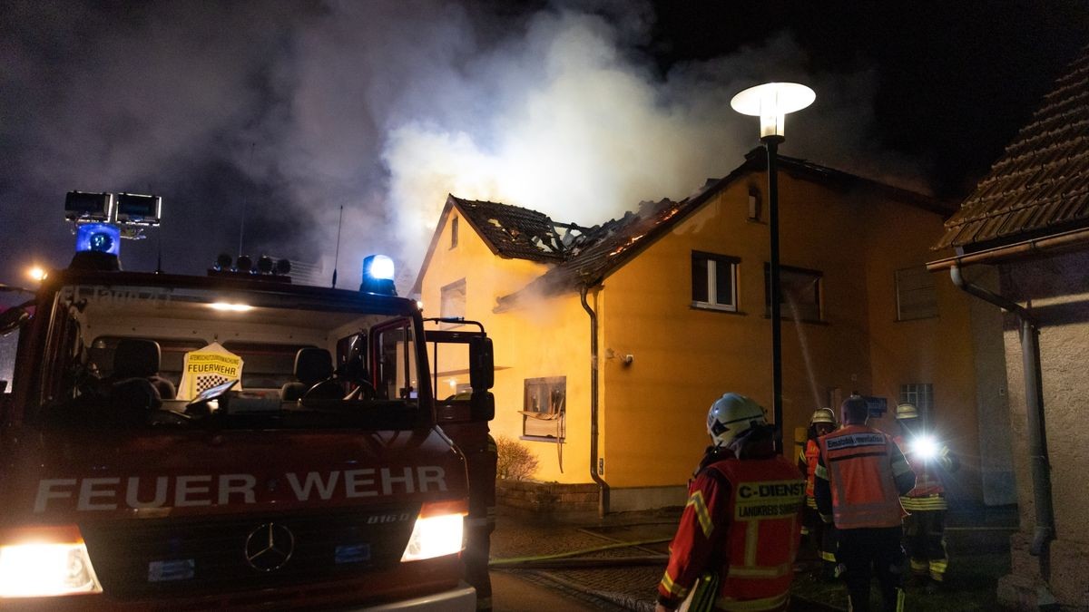 Laut den Angaben konnten sich vier Bewohner des Hauses rechtzeitig in Sicherheit bringen.