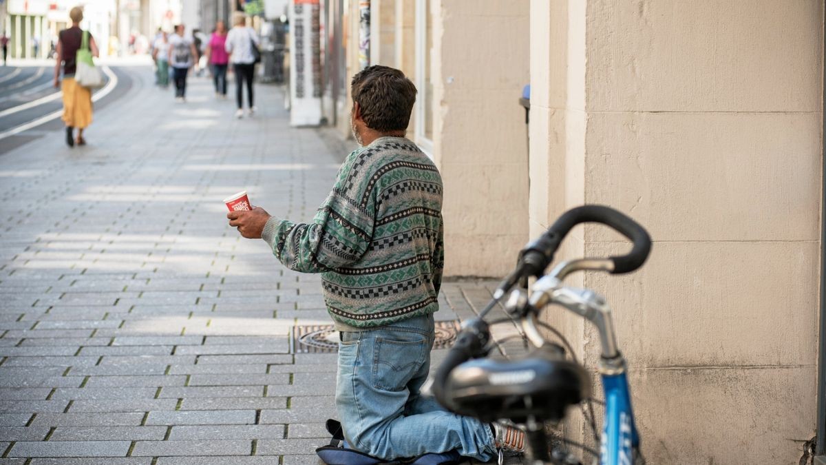 Ein Mann bettelt in der Erfurter Schlösserstraße um Geld. Auf der Route zwischen Bahnhof und Domplatz gehört das zum Straßenbild.  