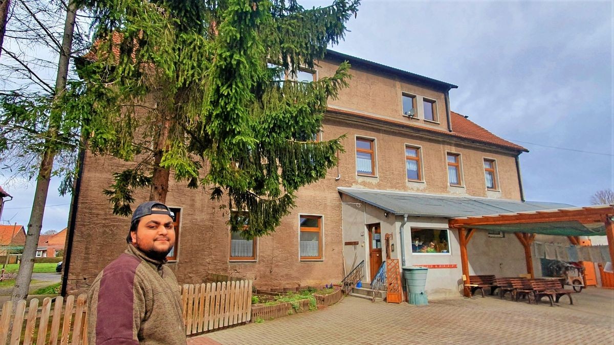 Blick auf das multifunktional genutzte Gebäude in Voigtstedt. Im Erdgeschoss befindet sich bis zur Schließung im Spätsommer der Kindergarten „Storchennest“. Auch Ortschaftsbürgermeister Tobias Kolbe hätte sich einen anderen Ausgang für die Kinder im Dorf gewünscht. 