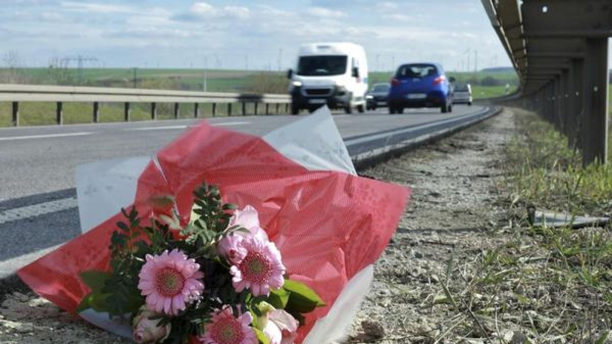 Blumen liegen an der Unfallstelle an der Bundesstraße B247.