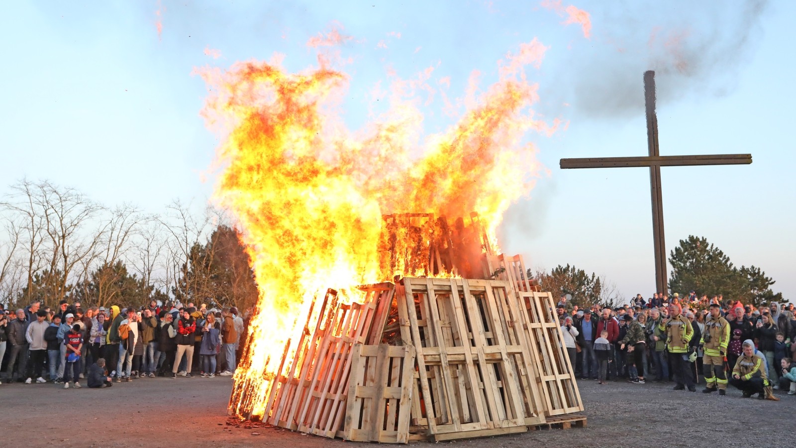 Höchstes NRWOsterfeuer Besucherrekord auf der Halde Haniel