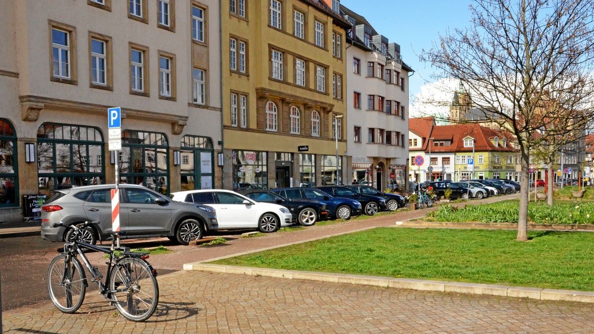 In der südlichen Eichenstraße am Hirschgarten dürfen Autos diagonal zur Straße parken.