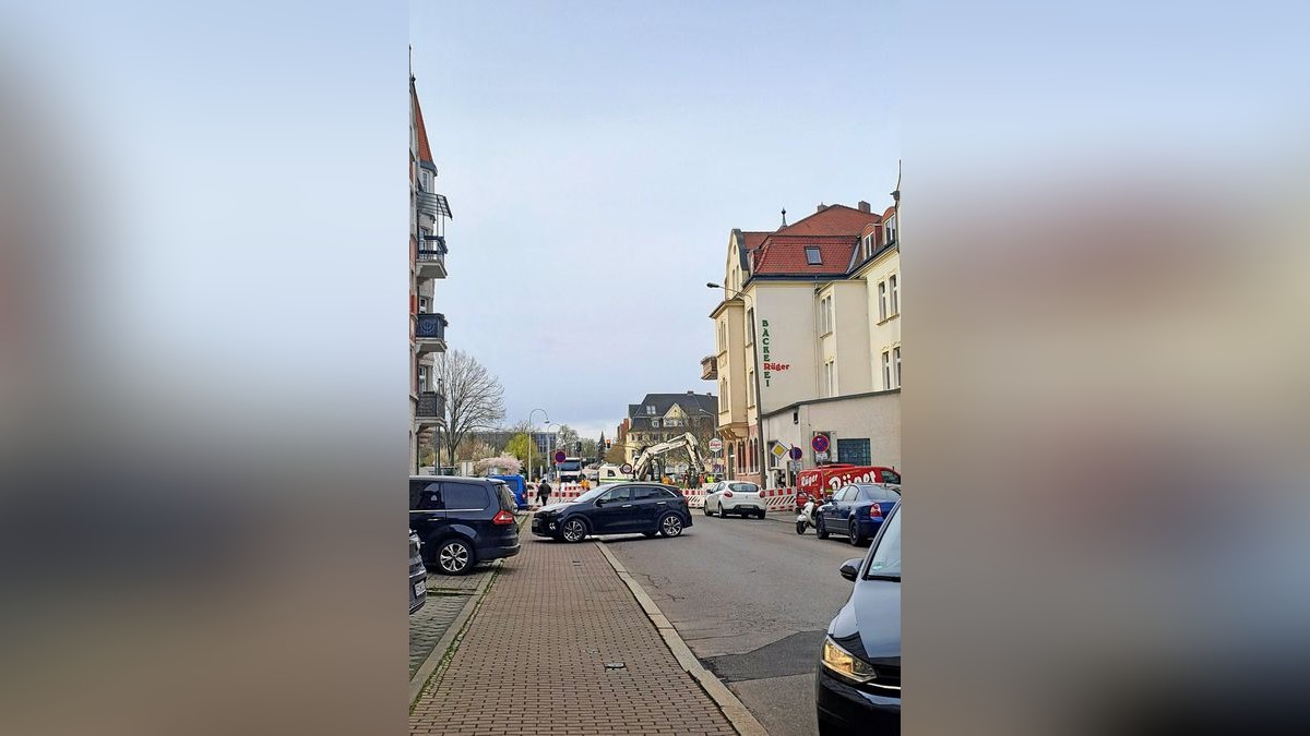 Fußgänger aufgepasst: Wendemanöver vor dem Baustellenzaun sind seit Dienstag üblich in der Albrechtstraße.