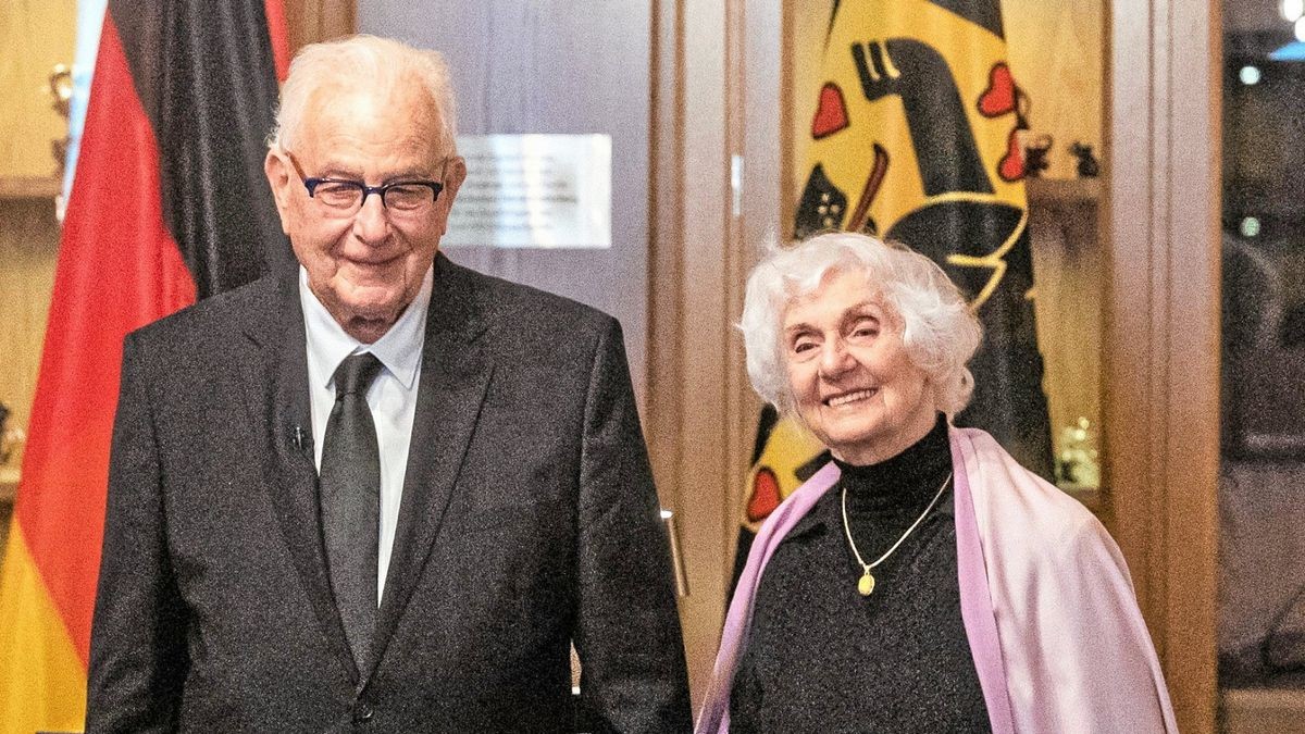 Naftali Fürst und Éva Fahidi-Pusztai im April 2022 bei der Festveranstaltung zur Verleihung der Ehrenbürgerschaft im Hotel Elephant.