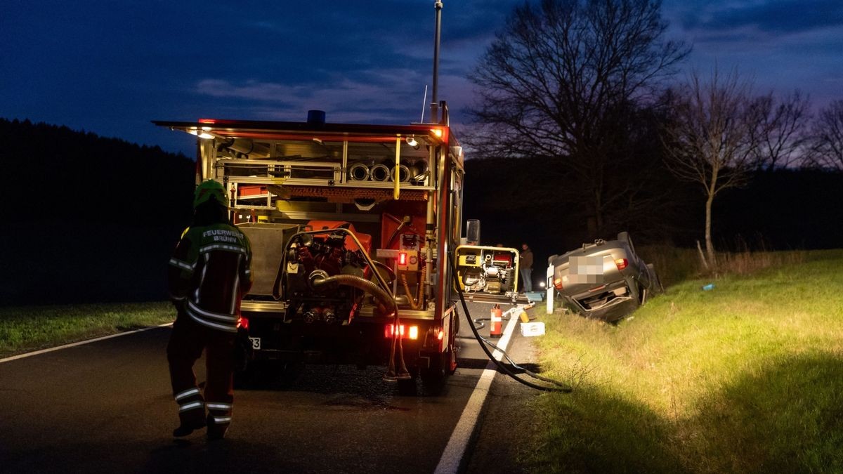 Am Freitagabend war ein Autofahrer im Landkreis Hildburghausen unterwegs, als der Wagen plötzlich in einer Kurve von der Fahrbahn abkam und sich anschließend überschlug.