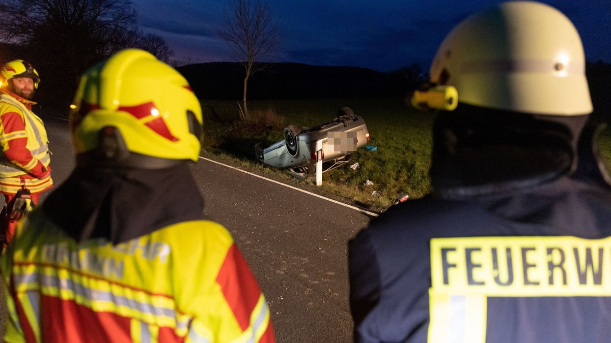 Am Freitagabend war ein Autofahrer im Landkreis Hildburghausen unterwegs, als der Wagen plötzlich in einer Kurve von der Fahrbahn abkam und sich anschließend überschlug.