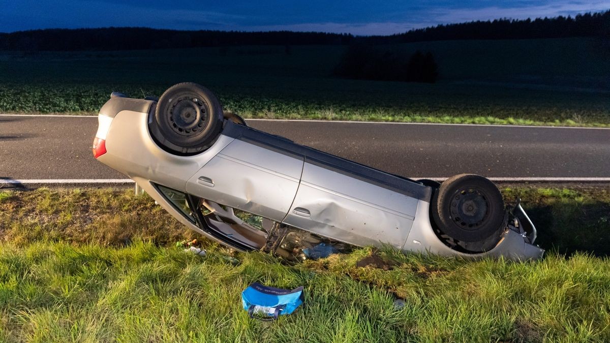 Am Freitagabend war ein Autofahrer im Landkreis Hildburghausen unterwegs, als der Wagen plötzlich in einer Kurve von der Fahrbahn abkam und sich anschließend überschlug.