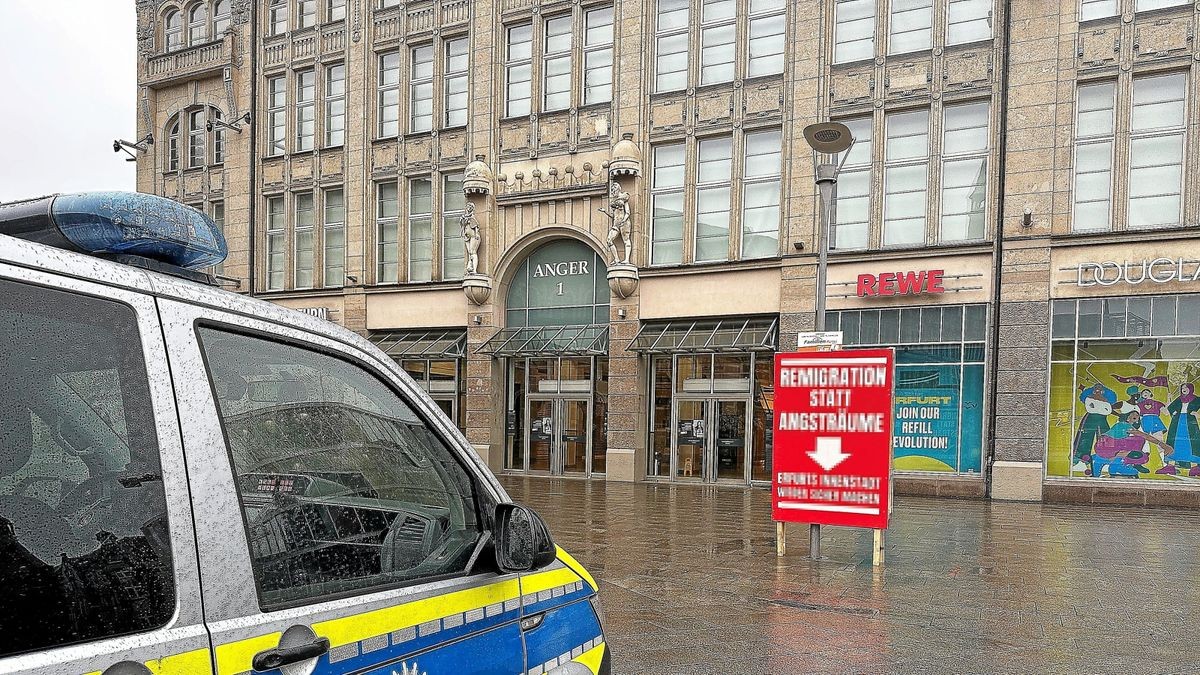 Ein Polizeifahrzeug am Samstagmorgen beim Einsatz auf dem Erfurter Anger. Im Hintergrund das illegal installierte Plakat.