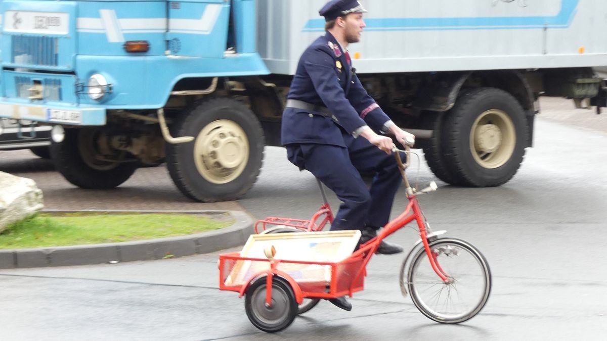 369 Klappräder der Marke Mifa, die vor 1990 gebaut wurden, rollten am Sonntagnachmittag um den Thüringenpark. Die Aktion war von Jan Hähnlein ins Leben gerufen. Er hat bereits zahlreiche extreme Touren hinter sich. Dieser Rekord wird zugunsten der NCL-Stiftung für eine Zukunft ohne Kinderdemenz gestartet“, sagt der Marbacher. Fahrtüchtig mussten die Räder sein, denn es geht zwei Runden um den Thüringenpark, um 1,61 Kilometer zurückzulegen. Letztlich waren es sogar 2 Kilometer und die nötigen 250 Räder wurden um 119 übertroffen.