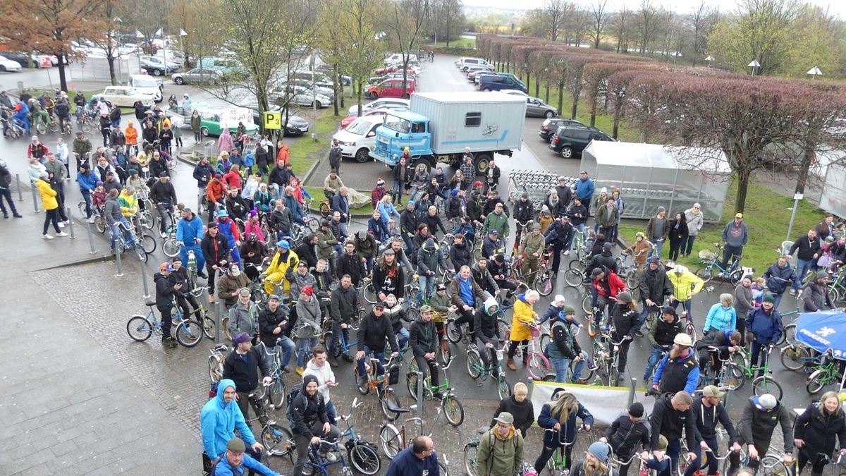 369 Klappräder der Marke Mifa, die vor 1990 gebaut wurden, rollten am Sonntagnachmittag um den Thüringenpark. Die Aktion war von Jan Hähnlein ins Leben gerufen. Er hat bereits zahlreiche extreme Touren hinter sich. Dieser Rekord wird zugunsten der NCL-Stiftung für eine Zukunft ohne Kinderdemenz gestartet“, sagt der Marbacher. Fahrtüchtig mussten die Räder sein, denn es geht zwei Runden um den Thüringenpark, um 1,61 Kilometer zurückzulegen. Letztlich waren es sogar 2 Kilometer und die nötigen 250 Räder wurden um 119 übertroffen.