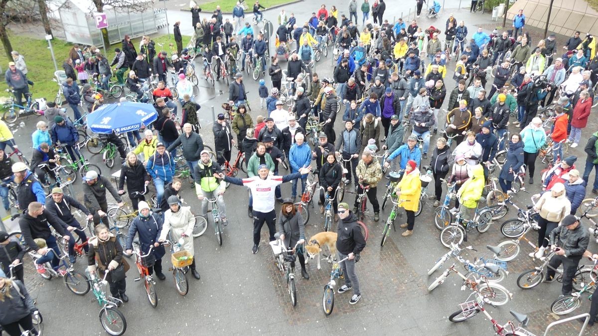 369 Klappräder der Marke Mifa, die vor 1990 gebaut wurden, rollten am Sonntagnachmittag um den Thüringenpark. Die Aktion war von Jan Hähnlein ins Leben gerufen. Er hat bereits zahlreiche extreme Touren hinter sich. Dieser Rekord wird zugunsten der NCL-Stiftung für eine Zukunft ohne Kinderdemenz gestartet“, sagt der Marbacher. Fahrtüchtig mussten die Räder sein, denn es geht zwei Runden um den Thüringenpark, um 1,61 Kilometer zurückzulegen. Letztlich waren es sogar 2 Kilometer und die nötigen 250 Räder wurden um 119 übertroffen.