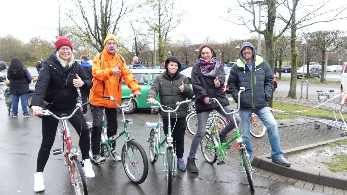 369 Klappräder der Marke Mifa, die vor 1990 gebaut wurden, rollten am Sonntagnachmittag um den Thüringenpark. Die Aktion war von Jan Hähnlein ins Leben gerufen. Er hat bereits zahlreiche extreme Touren hinter sich. Dieser Rekord wird zugunsten der NCL-Stiftung für eine Zukunft ohne Kinderdemenz gestartet“, sagt der Marbacher. Fahrtüchtig mussten die Räder sein, denn es geht zwei Runden um den Thüringenpark, um 1,61 Kilometer zurückzulegen. Letztlich waren es sogar 2 Kilometer und die nötigen 250 Räder wurden um 119 übertroffen.