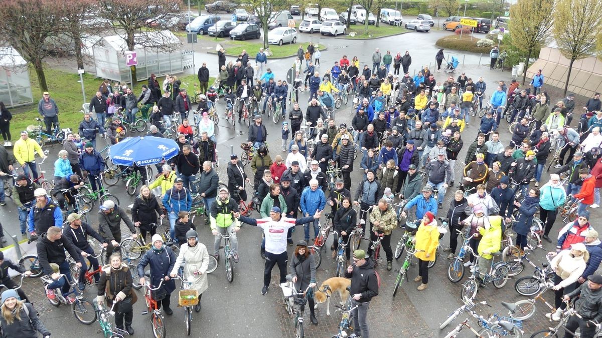 369 Klappräder der Marke Mifa, die vor 1990 gebaut wurden, rollten am Sonntagnachmittag um den Thüringenpark. Die Aktion war von Jan Hähnlein ins Leben gerufen. Er hat bereits zahlreiche extreme Touren hinter sich. Dieser Rekord wird zugunsten der NCL-Stiftung für eine Zukunft ohne Kinderdemenz gestartet“, sagt der Marbacher. Fahrtüchtig mussten die Räder sein, denn es geht zwei Runden um den Thüringenpark, um 1,61 Kilometer zurückzulegen. Letztlich waren es sogar 2 Kilometer und die nötigen 250 Räder wurden um 119 übertroffen.