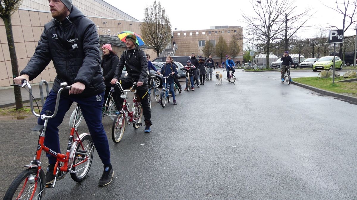 369 Klappräder der Marke Mifa, die vor 1990 gebaut wurden, rollten am Sonntagnachmittag um den Thüringenpark. Die Aktion war von Jan Hähnlein ins Leben gerufen. Er hat bereits zahlreiche extreme Touren hinter sich. Dieser Rekord wird zugunsten der NCL-Stiftung für eine Zukunft ohne Kinderdemenz gestartet“, sagt der Marbacher. Fahrtüchtig mussten die Räder sein, denn es geht zwei Runden um den Thüringenpark, um 1,61 Kilometer zurückzulegen. Letztlich waren es sogar 2 Kilometer und die nötigen 250 Räder wurden um 119 übertroffen.