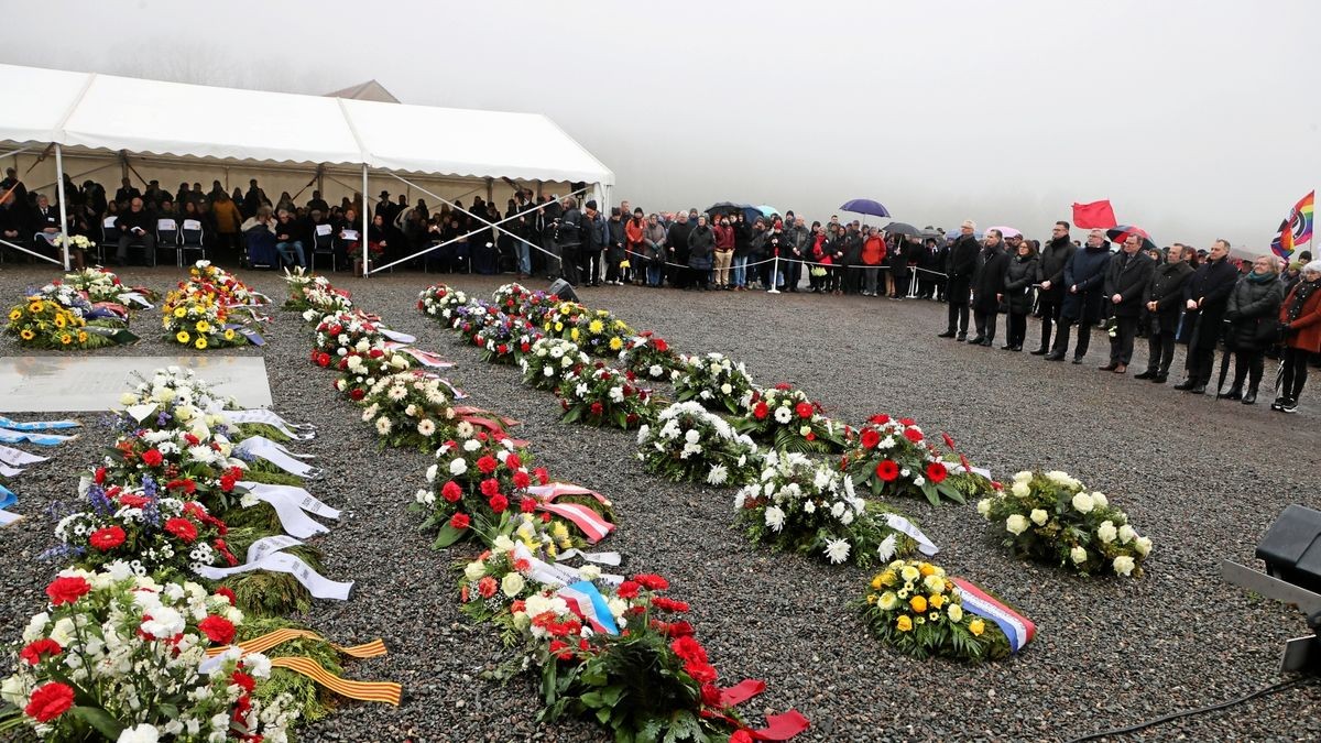 Kränze liegen auf dem ehemaligen Appellplatz bei der Gedenkfeier zum 78. Jahrestag der Befreiung des Konzentrationslagers Buchenwald.