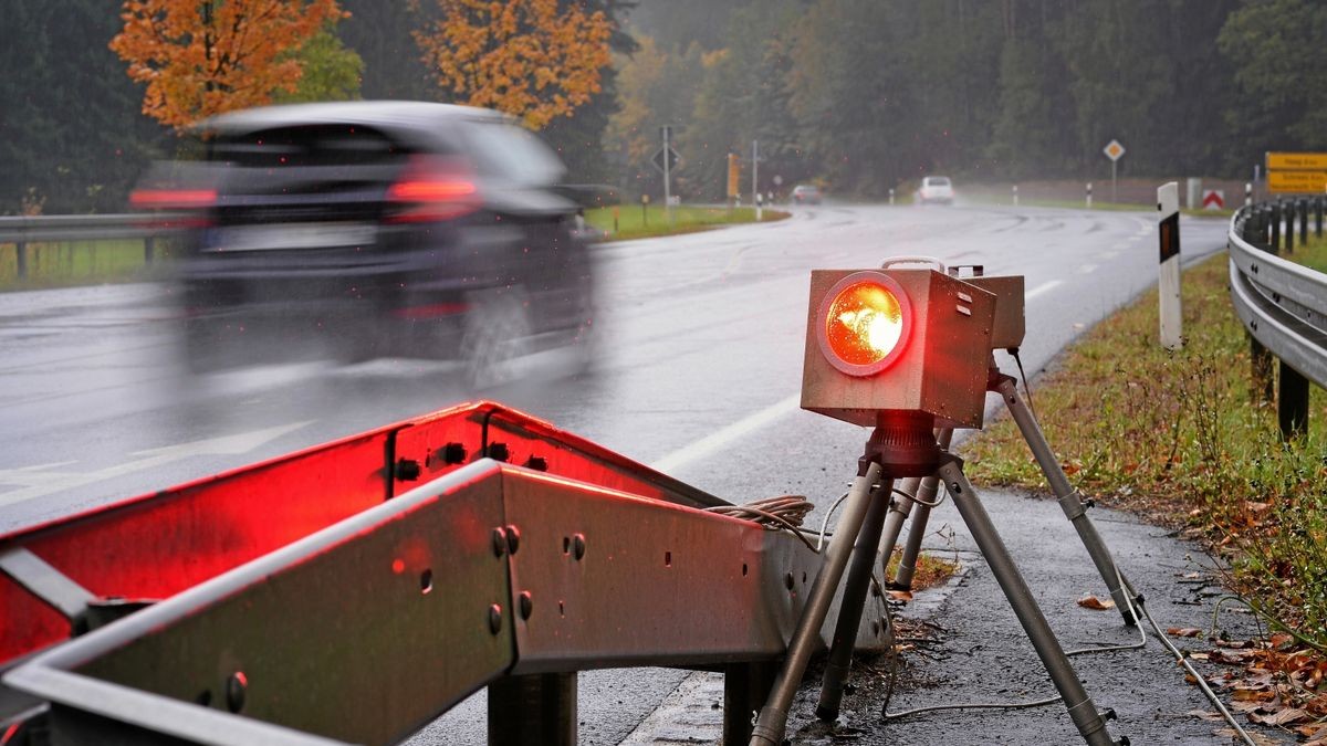 Ein mobiles Blitzgerät, fotografiert an einer Bundesstraße. Thüringen beteiligt sich am Freitag an europaweitem Blitzmarathon.