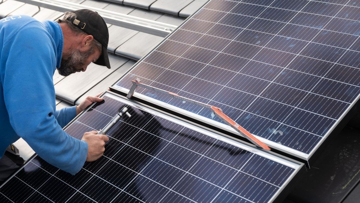 Bei der Planung einer Photovoltaik-Anlage sollten Verbraucher das Projekt vorab mit einem Energieberater durchsprechen und mehrere Angebote von Handwerksbetrieben einholen.