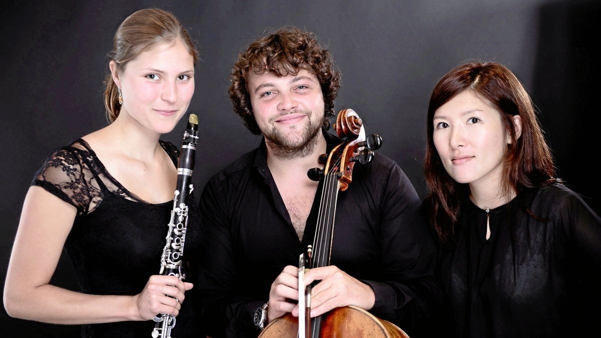 Aus Nordhausen kommt das Trio Magos: Maxi Kaun (Klarinette), Sebastian Hennemann (Violoncello) und Goun Kim (Klavier). Bei den Thüringer Schlosskonzerten 2023 ist es zweimal dabei: Ende Mai in Sondershausen und Weihnachten auf der Creuzburg.