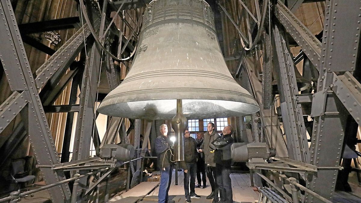 Techniker stehen unter der Petersglocke im Kölner Dom (Archivbild).