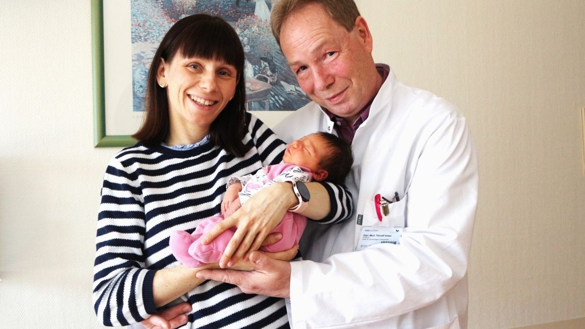 Über ein gesundes Töchterchen können sich Anna-Maria Burgdorff und Thoralf Amse freuen. Seit kurzem ist der frisch gebackene Papa, Chefarzt der Geburtenhilfe und Frauenheilkunde am KMG Klinikum in Sondershausen, die Mama ist Oberärztin für Anästhesie und Intensivmedizin (Helios Kliniken Mansfeld-Südharz). Das Baby hat den schönen Namen Sophia Victoria Burgdorff, und erblickte am 24. März 2023 um 14:36Uhr das Licht der Welt, wiegt 3130 Gramm und ist 50 Zentimeter groß. Zu Hause in Sangerhausen freut sich schon die größere Schwester Johanna Elisabeth (2 Jahre) auf den Nachwuchs.