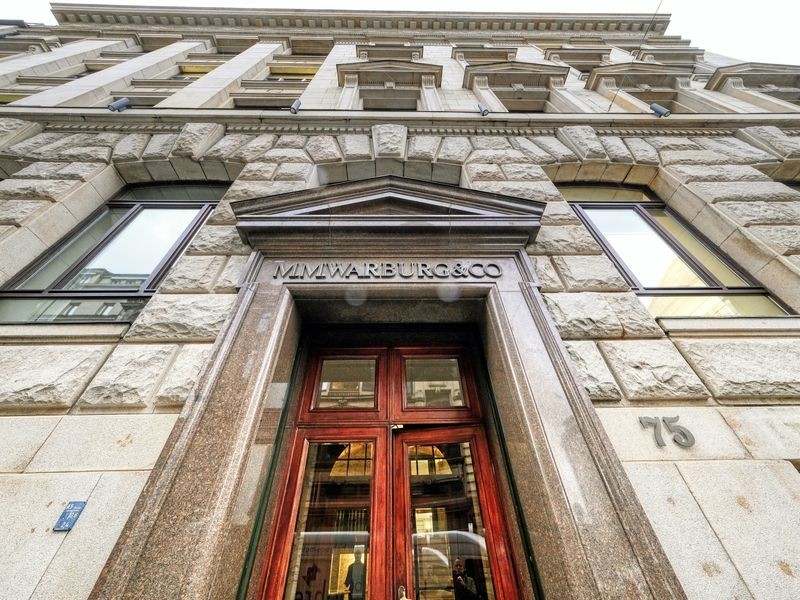 Warburg Bank Hamburg baut Jobs ab, schließt Filialen und sucht Investor