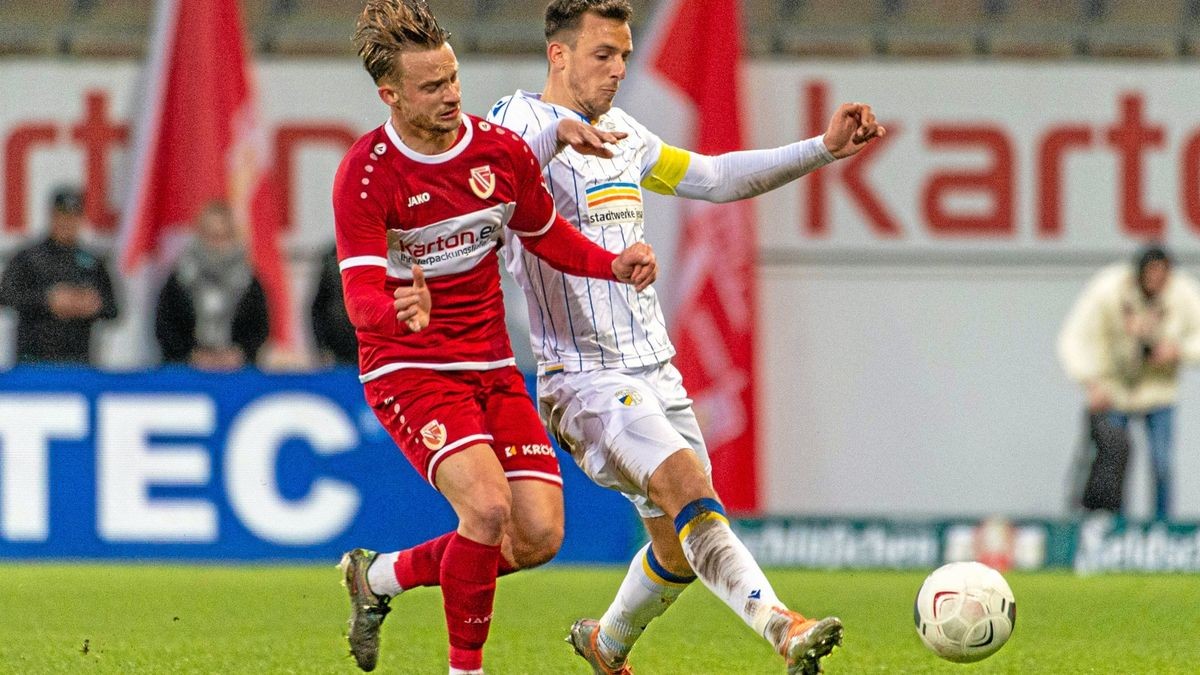 Jenas Kapitän Bastian Strietzel (rechts) im Zweikampf mit dem Cottbuser und Ex-Jenaer Maximilian Oesterhelweg.